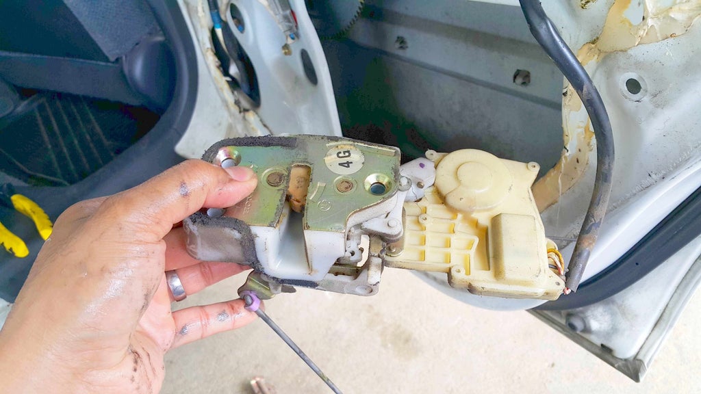 Fixing The Rear Door Lock Actuator On My Honda Civic 5 Steps Instructables