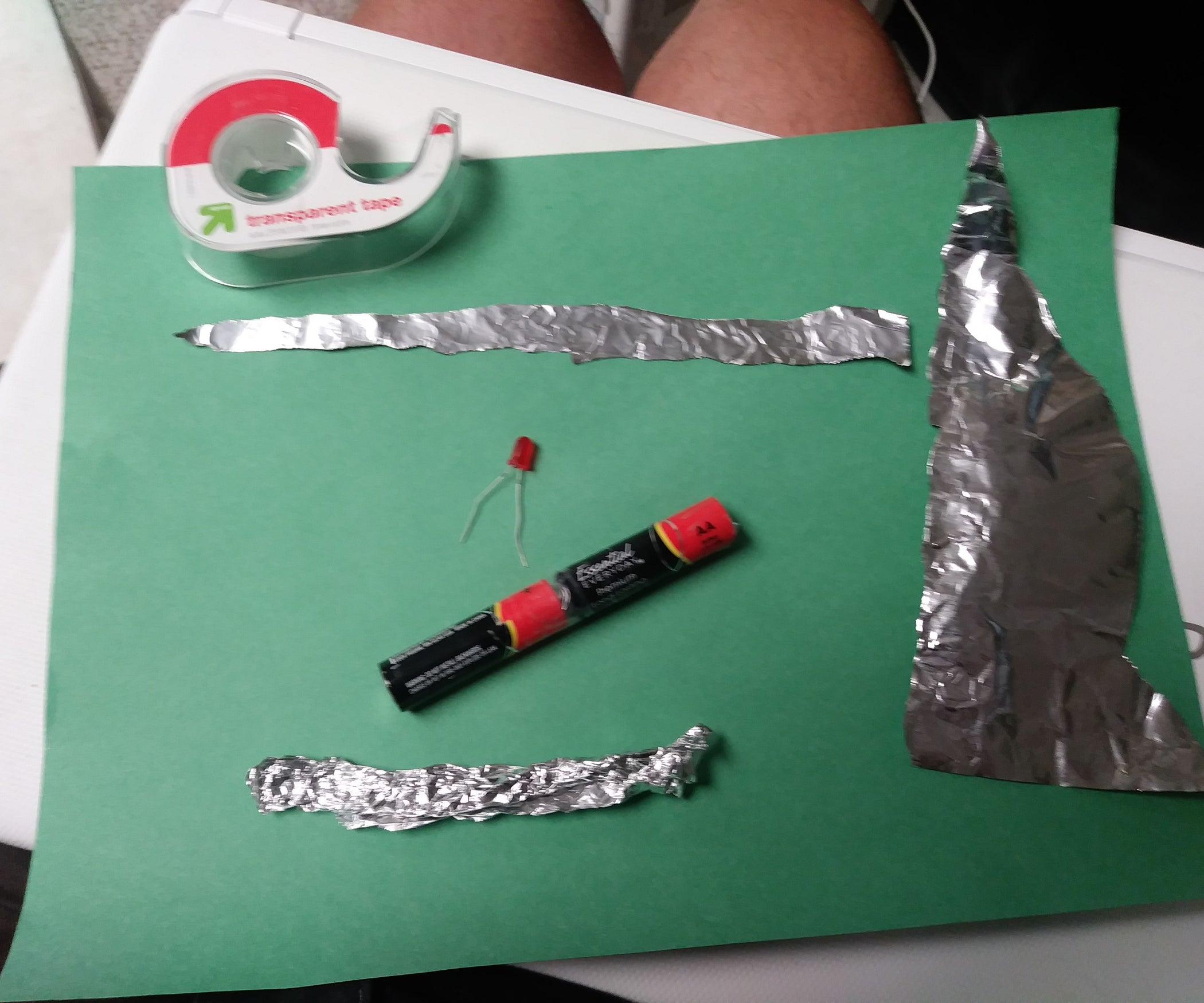 Simple Circuits With Tinfoil, an LED, Tape and Batteries 5 Steps