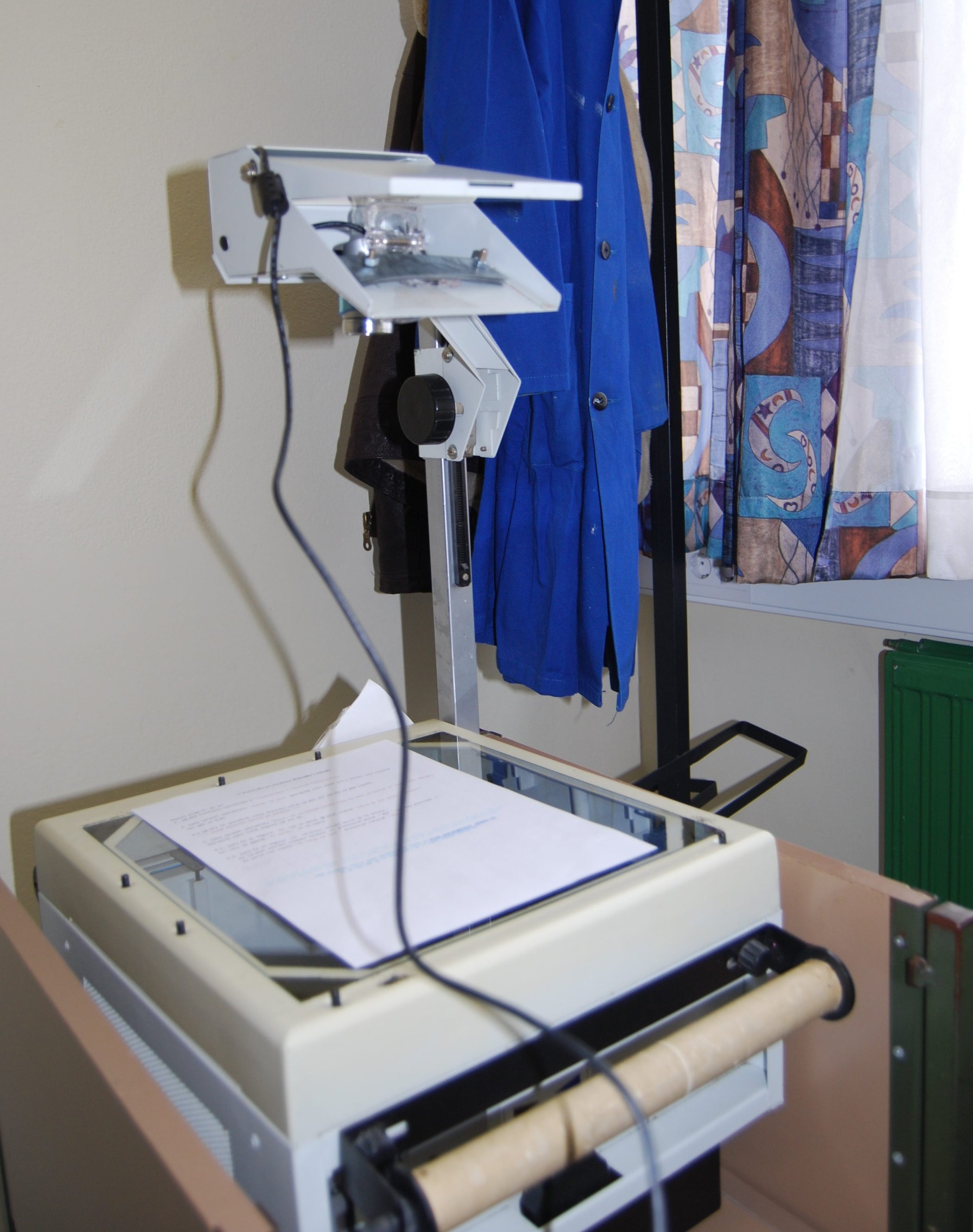 Convert Overhead Projector to Overhead/document Camera 5 Steps