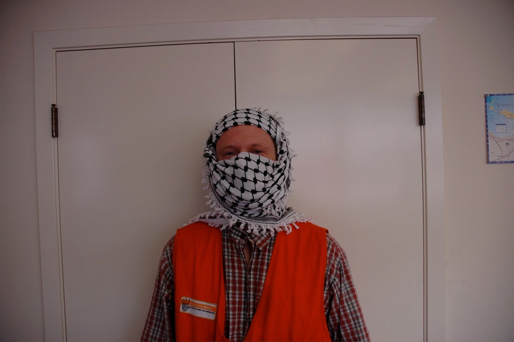 How to Wrap a Keffiyeh 4 Steps