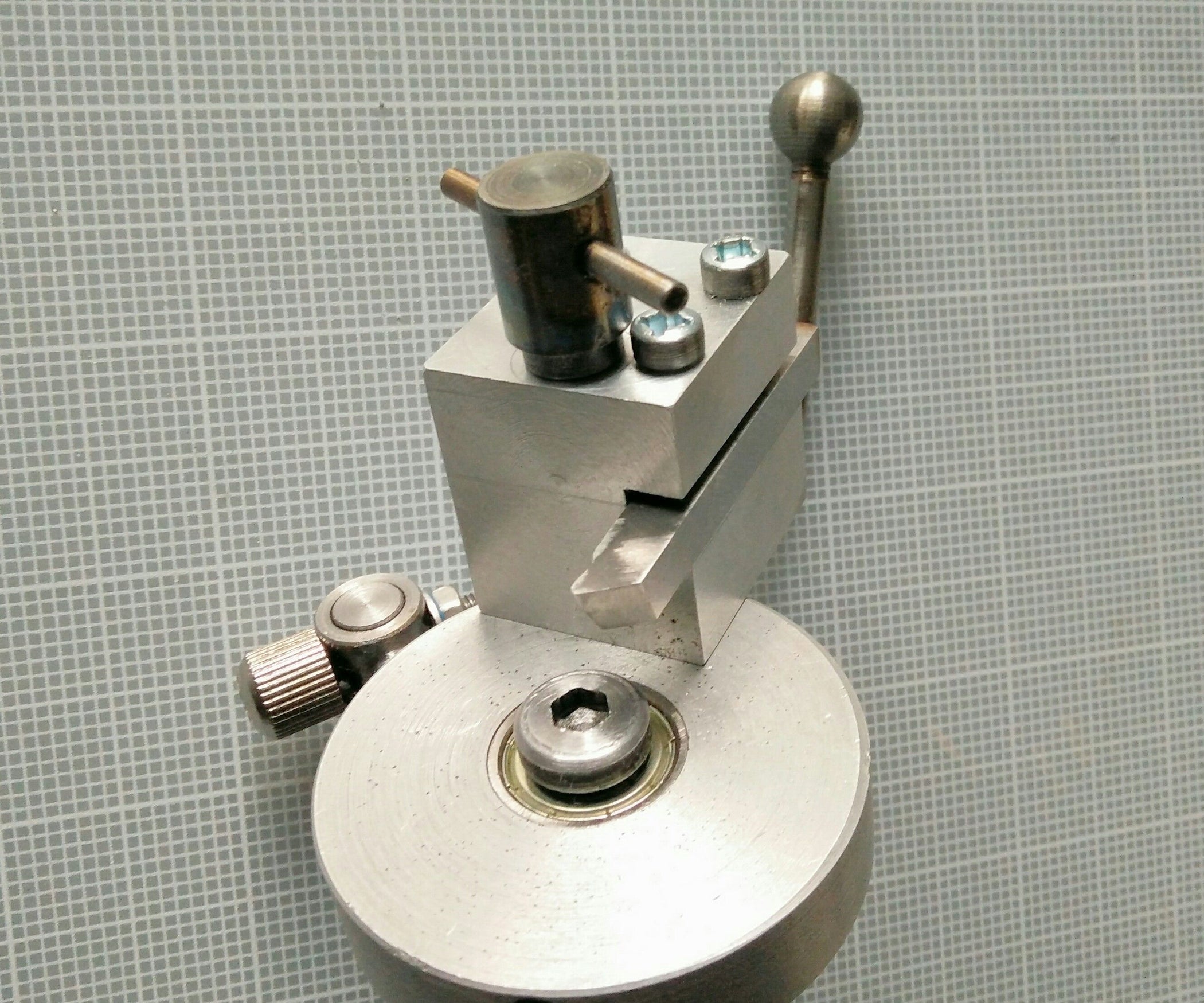 A Different Ball Turning Jig for Taig Lathe 14 Steps (with Pictures