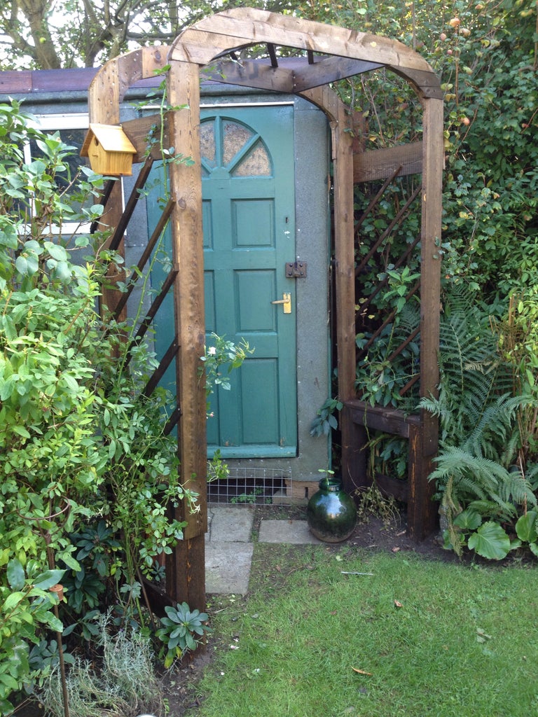 Creating a pallet garden arch for climbing plants
