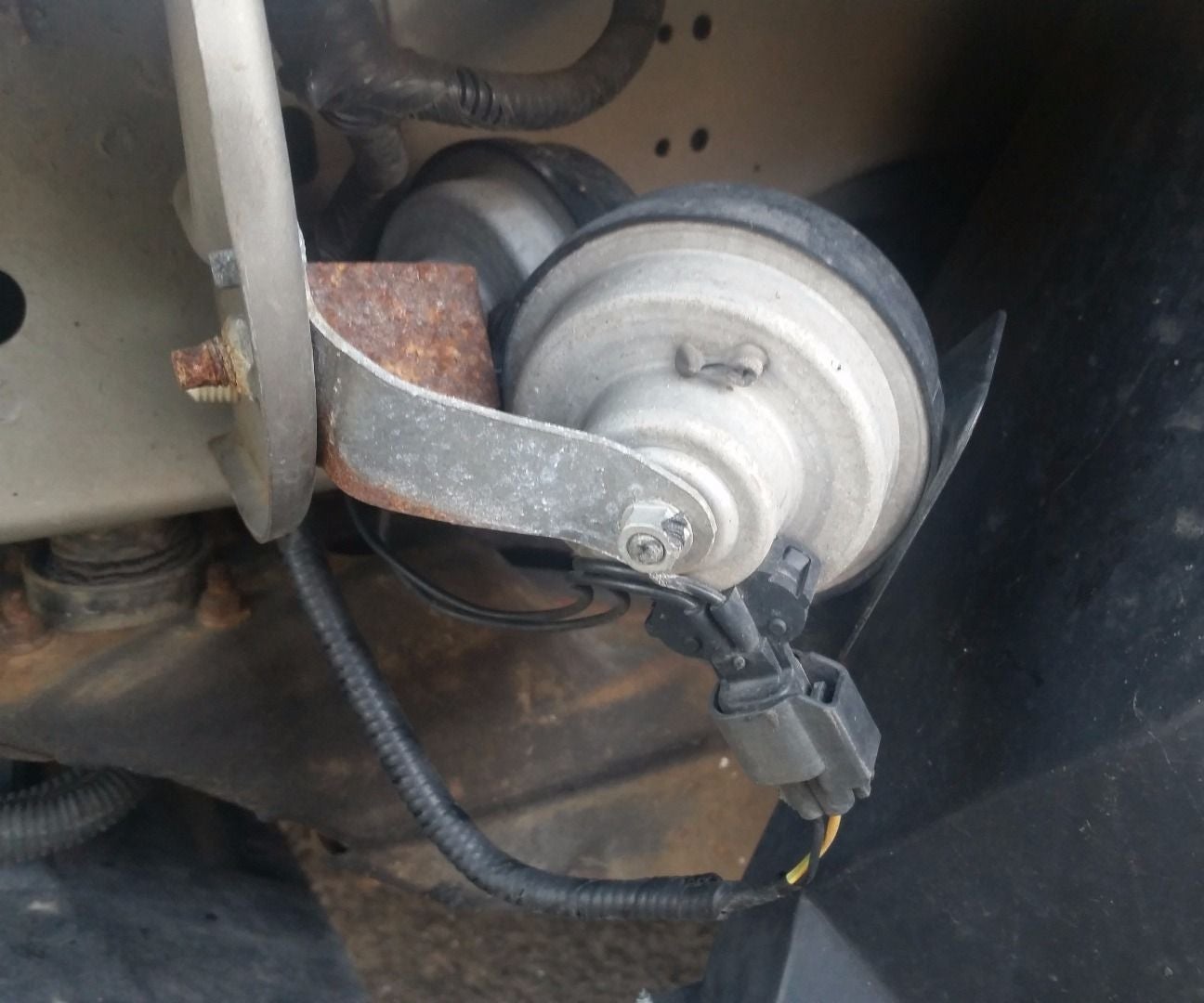 How to Change or Repair Horn on 2004 Ford Taurus 4 Steps Instructables