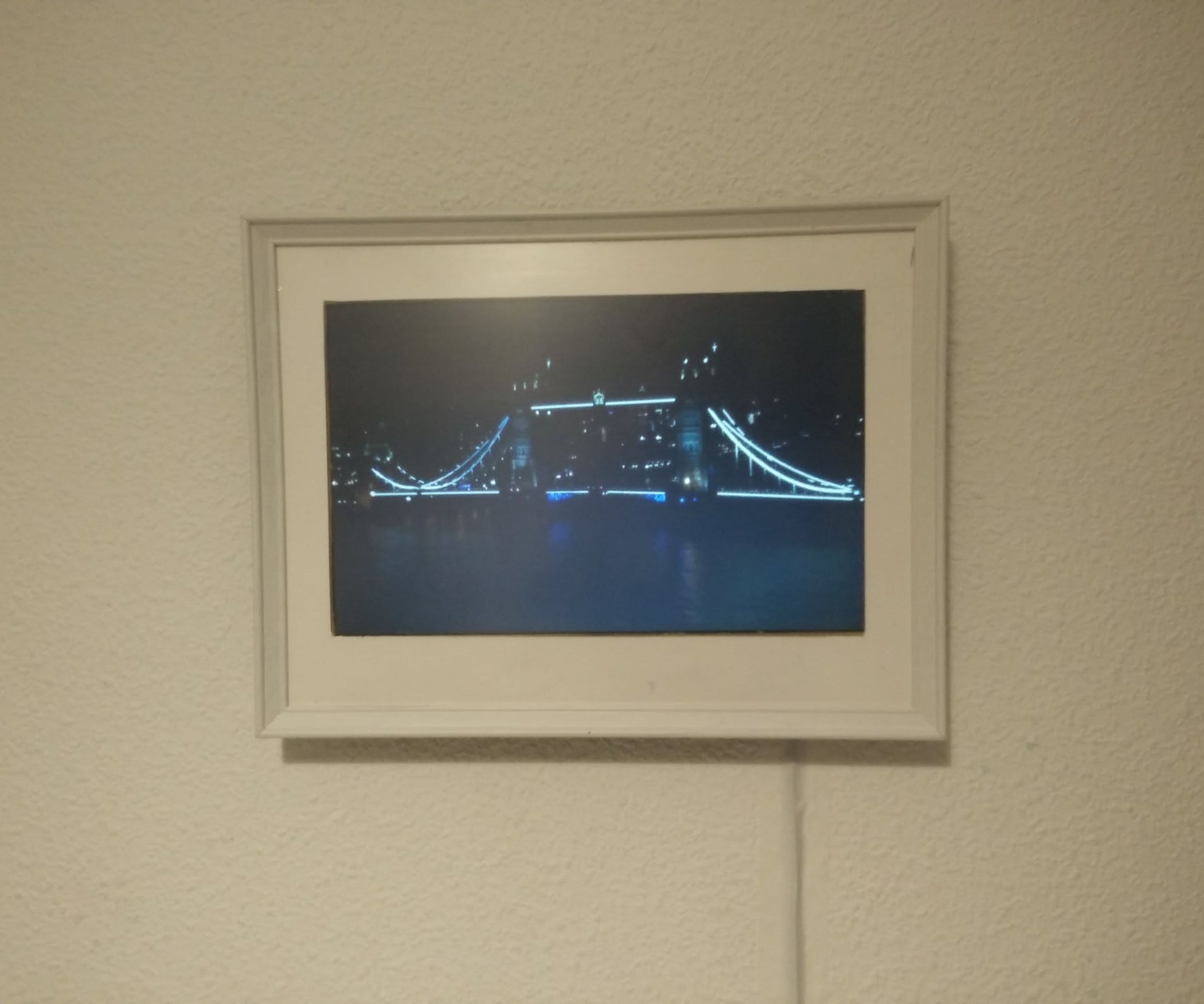 live picture frame with