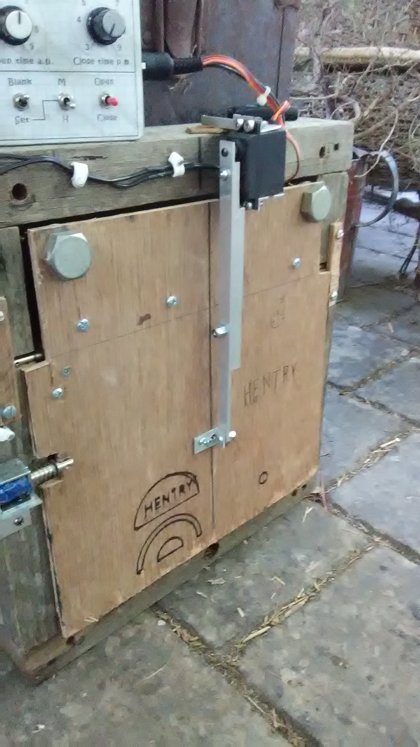 Automatic Chicken Coop Door Arduino Controlled. Trybotics