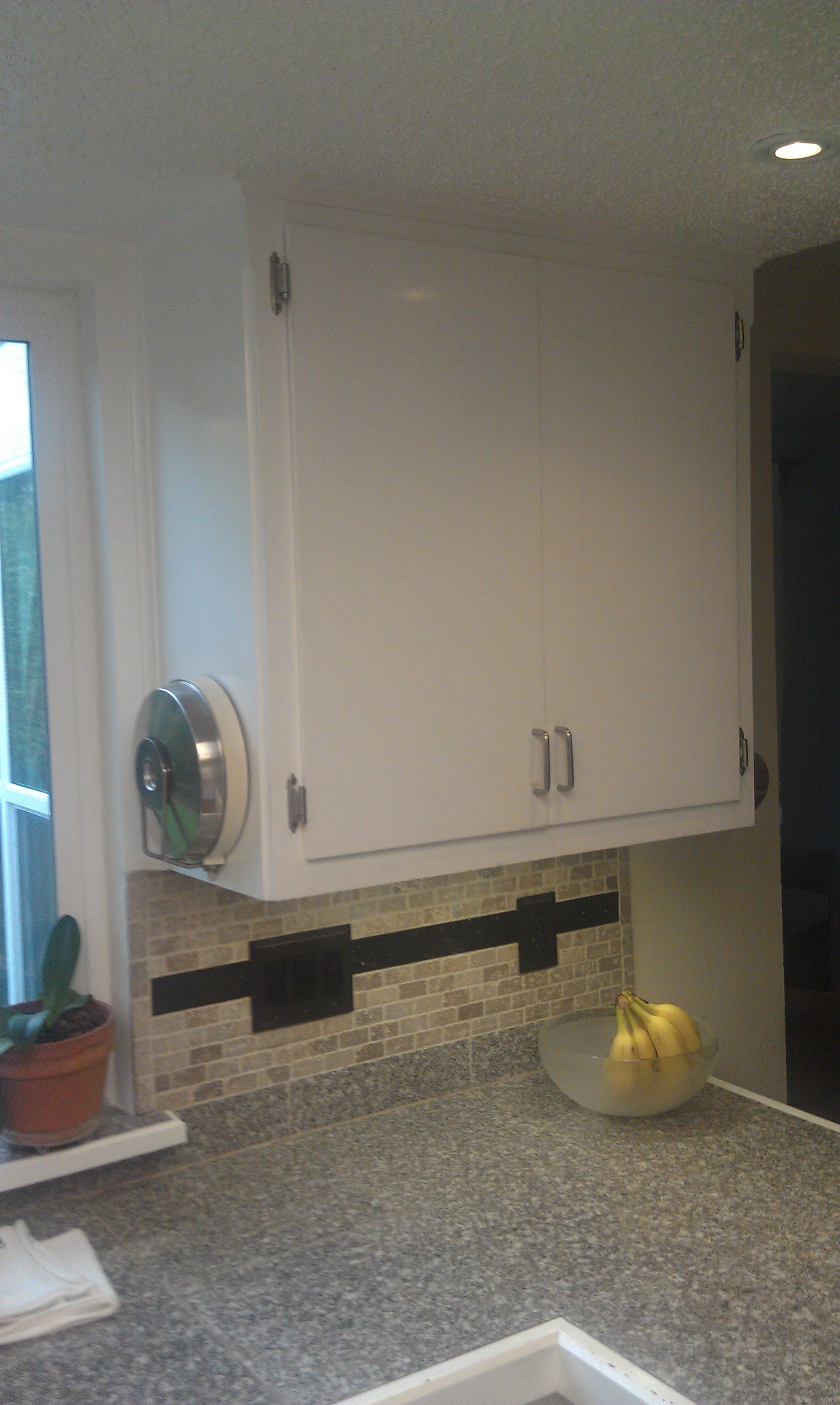 Update Kitchen Cabinet With Glass Inserts: 4 Steps