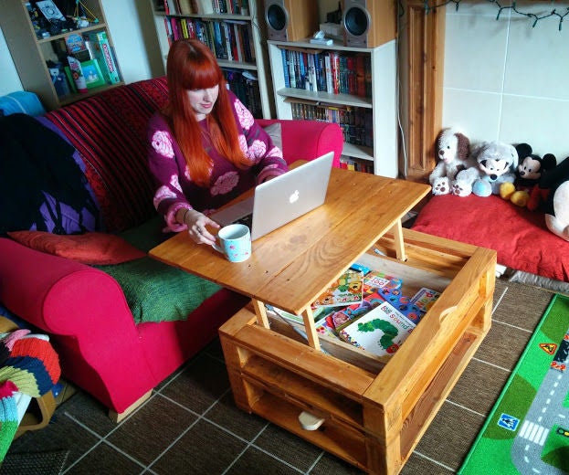 Pallet Coffee Table With Lifting Top and Landing Gear