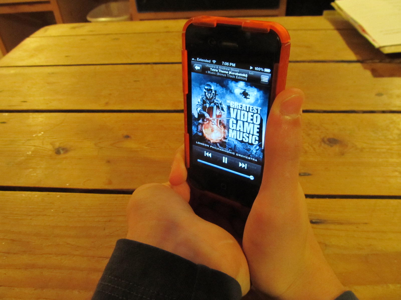 How to Amplify Your IPhone Speakers...with Your Hands! 3 Steps
