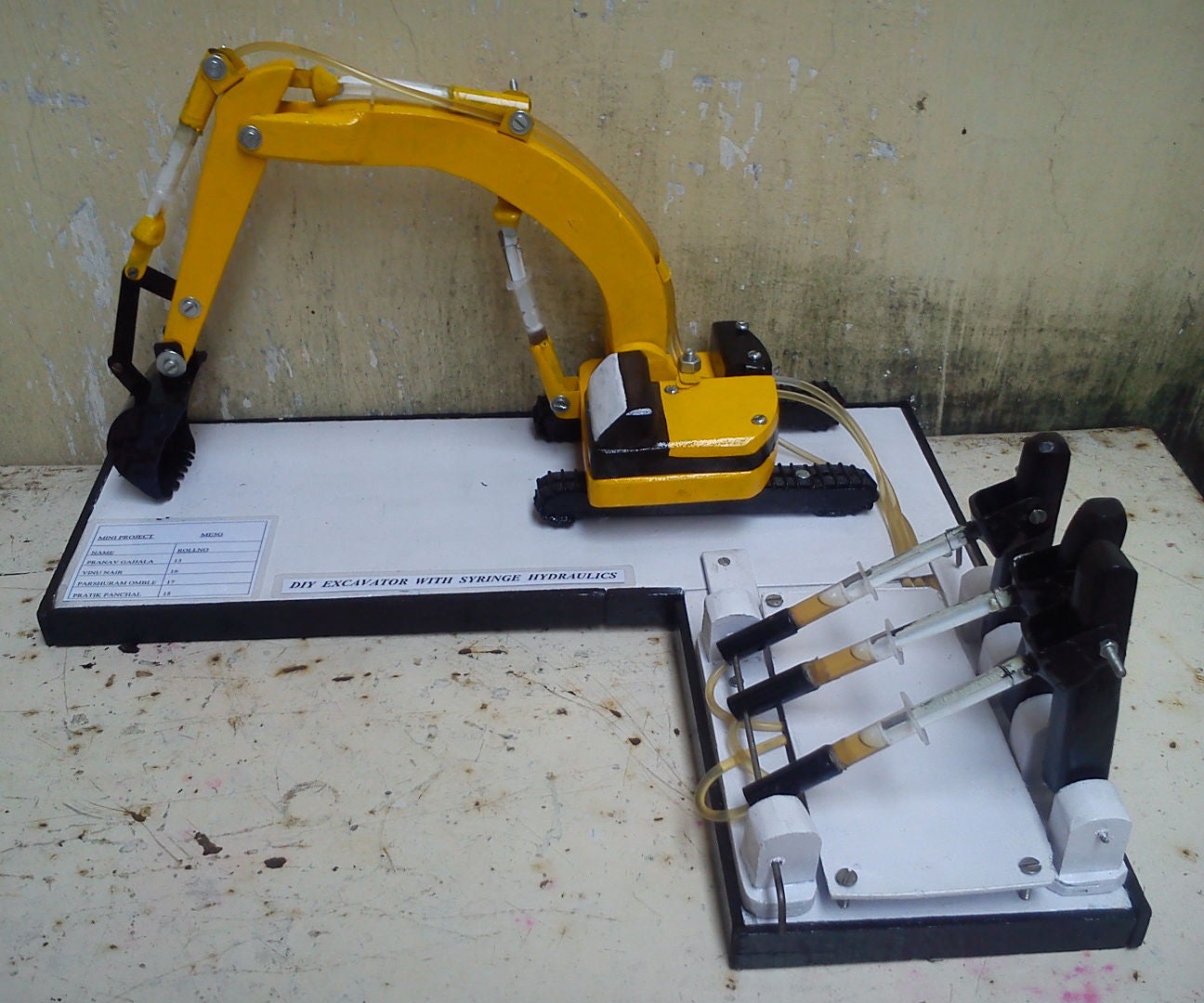 EXCAVATOR WITH SYRINGE HYDRAULICS 9 Steps