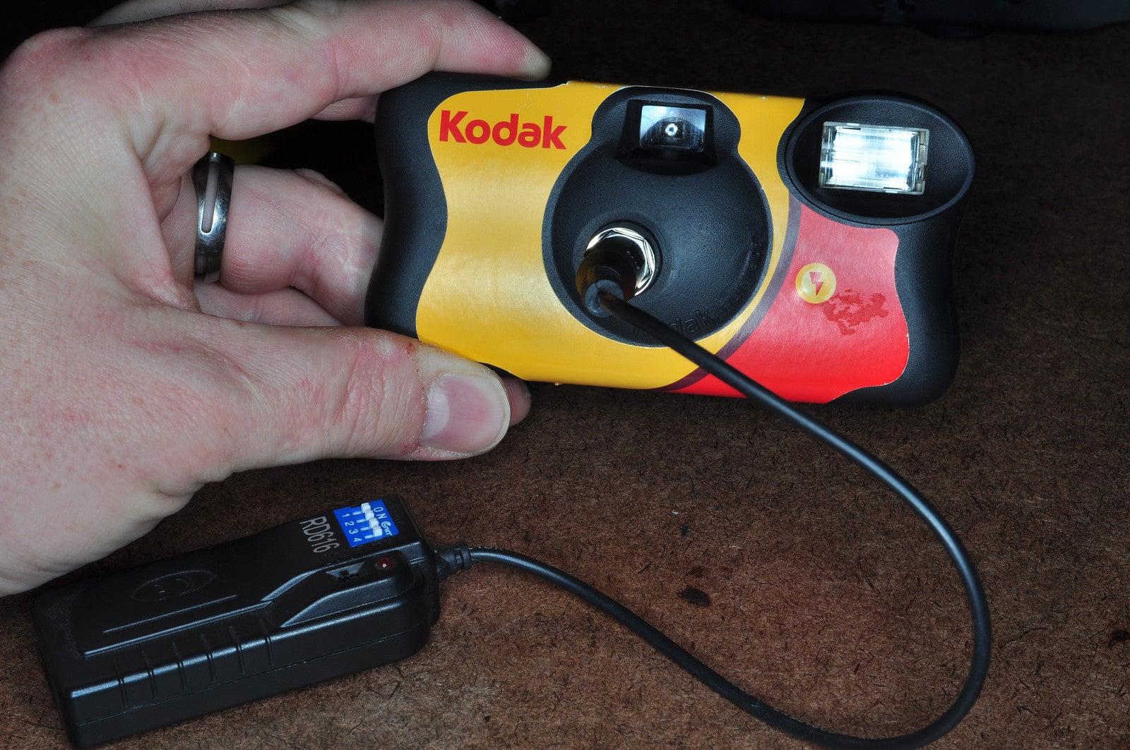 Slave Flash From a Discarded Disposible Camera 10 Steps (with