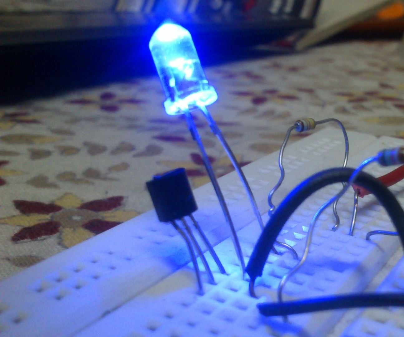 Light/dark Sensor Using BJT Light Instructables