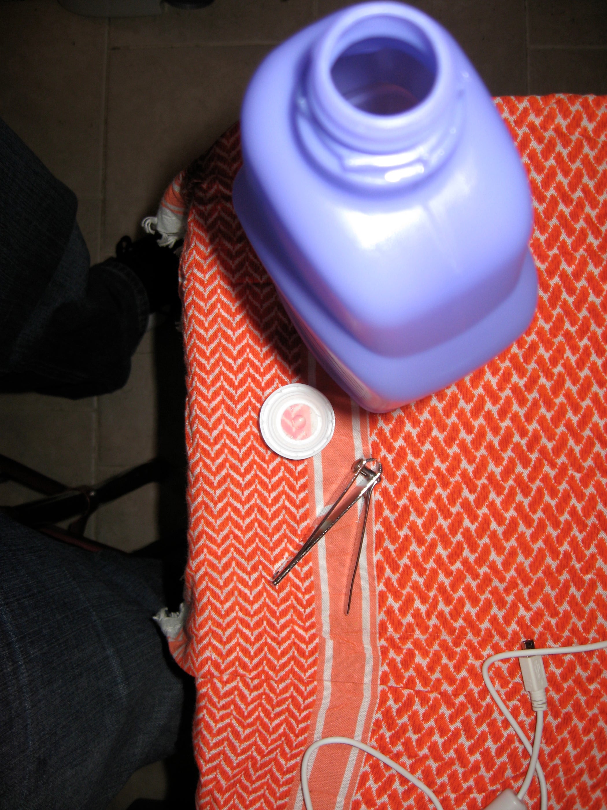 How To Remove The Cap On A Swiffer Wet Jet Cleaner Bottle 3 Steps How To Remove The Cap On A Swiffer Wet Jet Cleaner Bottle