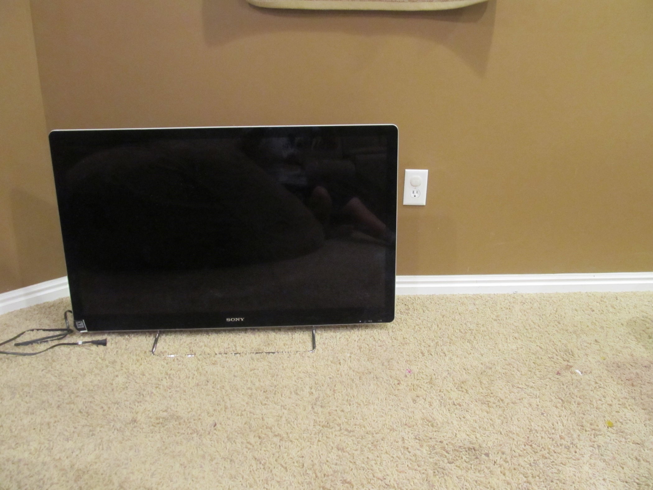 HOW TO RETROFIT AN OUTLET BEHIND a WALL MOUNT TELEVISION 7 Steps