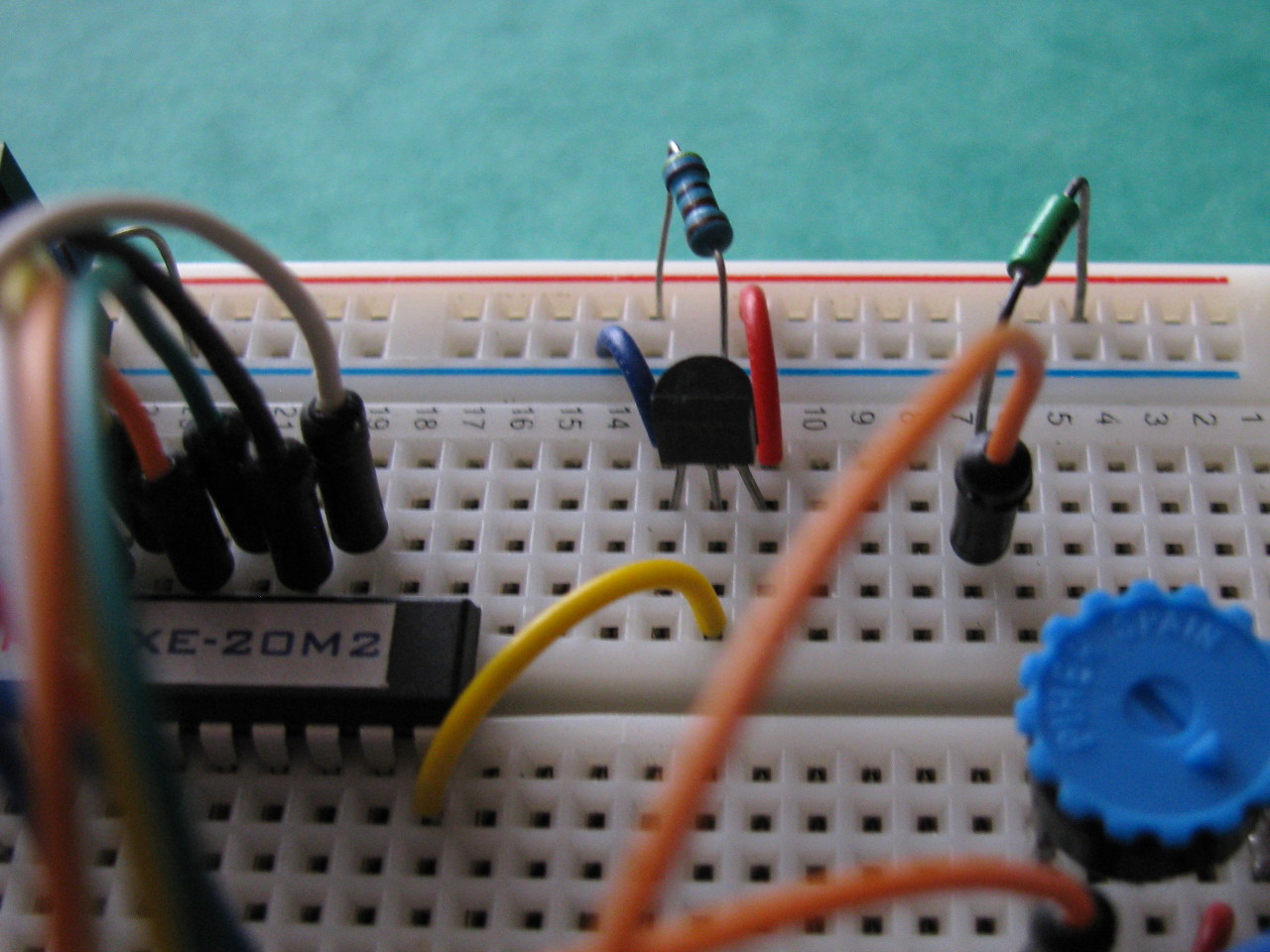 PICAXE Thermometer Prototype With DS18B20 Sensor and LCD Display