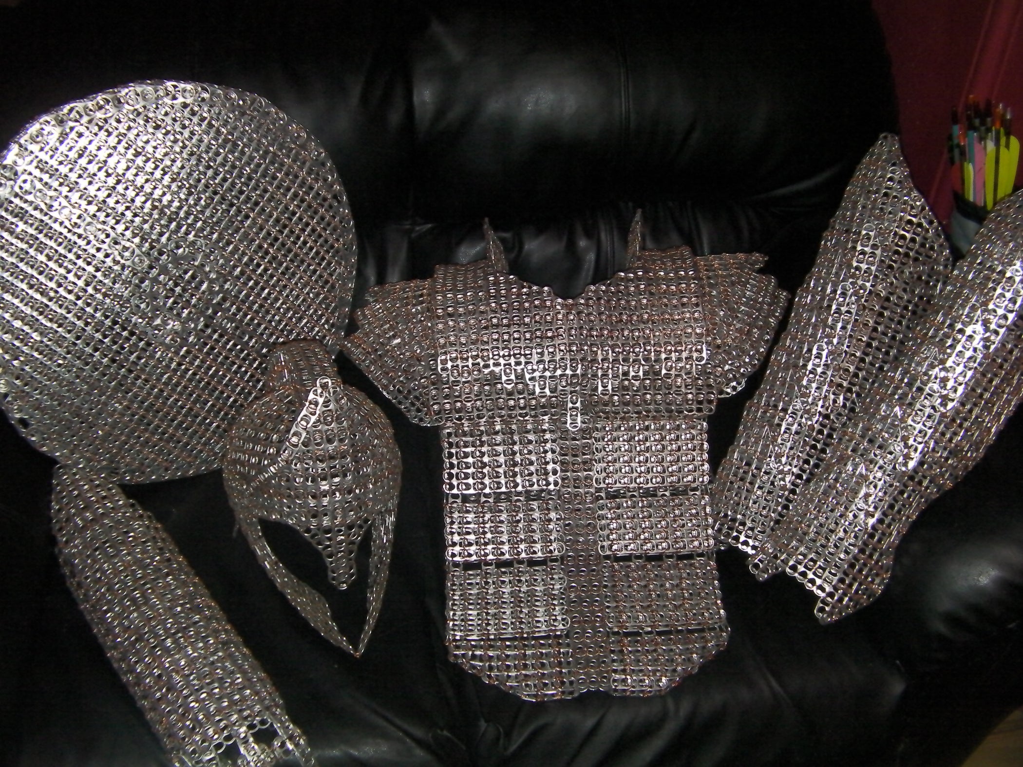 кольчуга из баночных ключей. кольчуга из пивных открывашек. кольчуга из крышек. кольчуга из пивных крышек. кольчуга из баночных ключей.