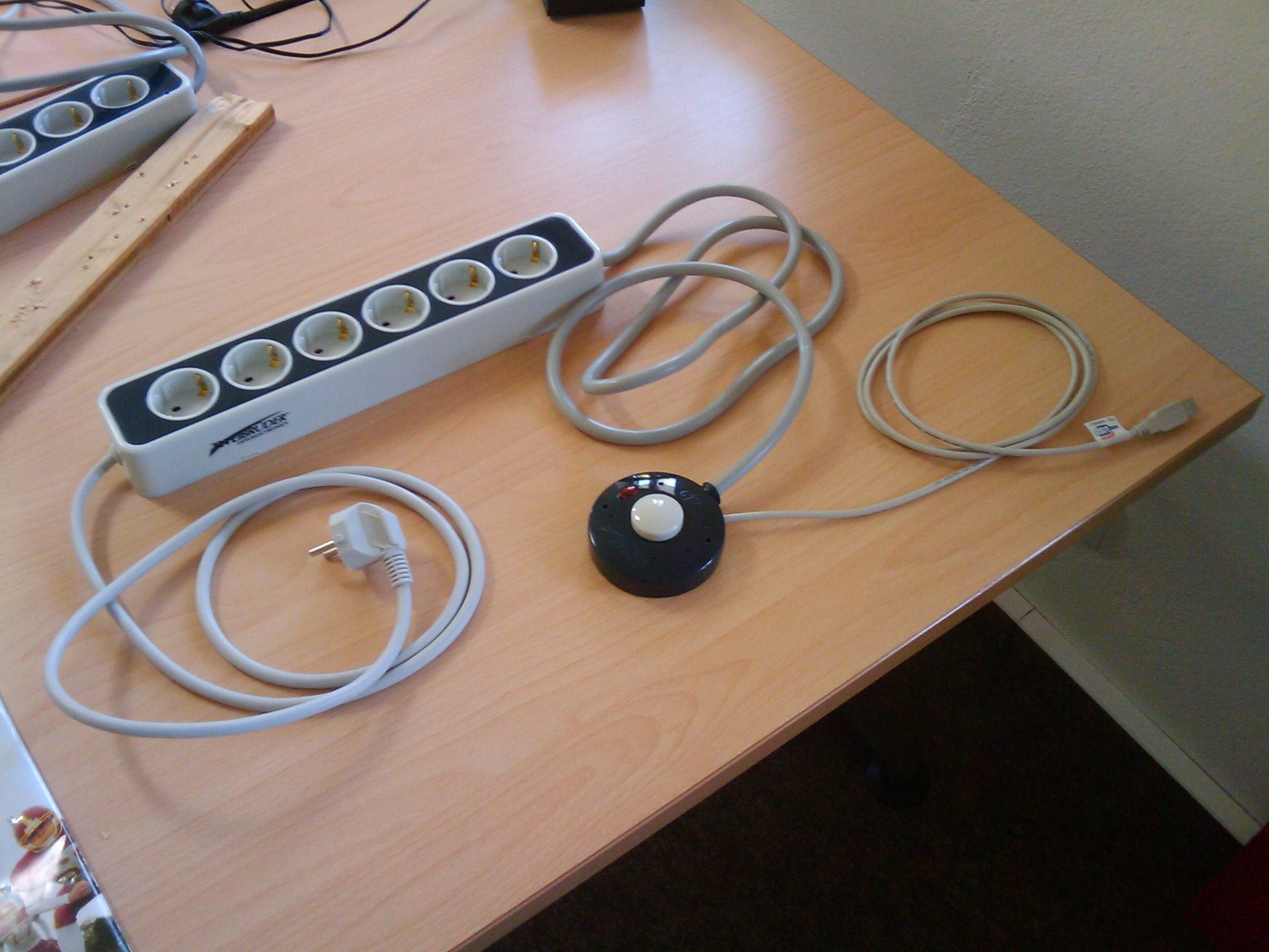 Smart Master/Slave Power Strip for Your PC [mod] (self Shutdown But Zero Standby) 6 Steps