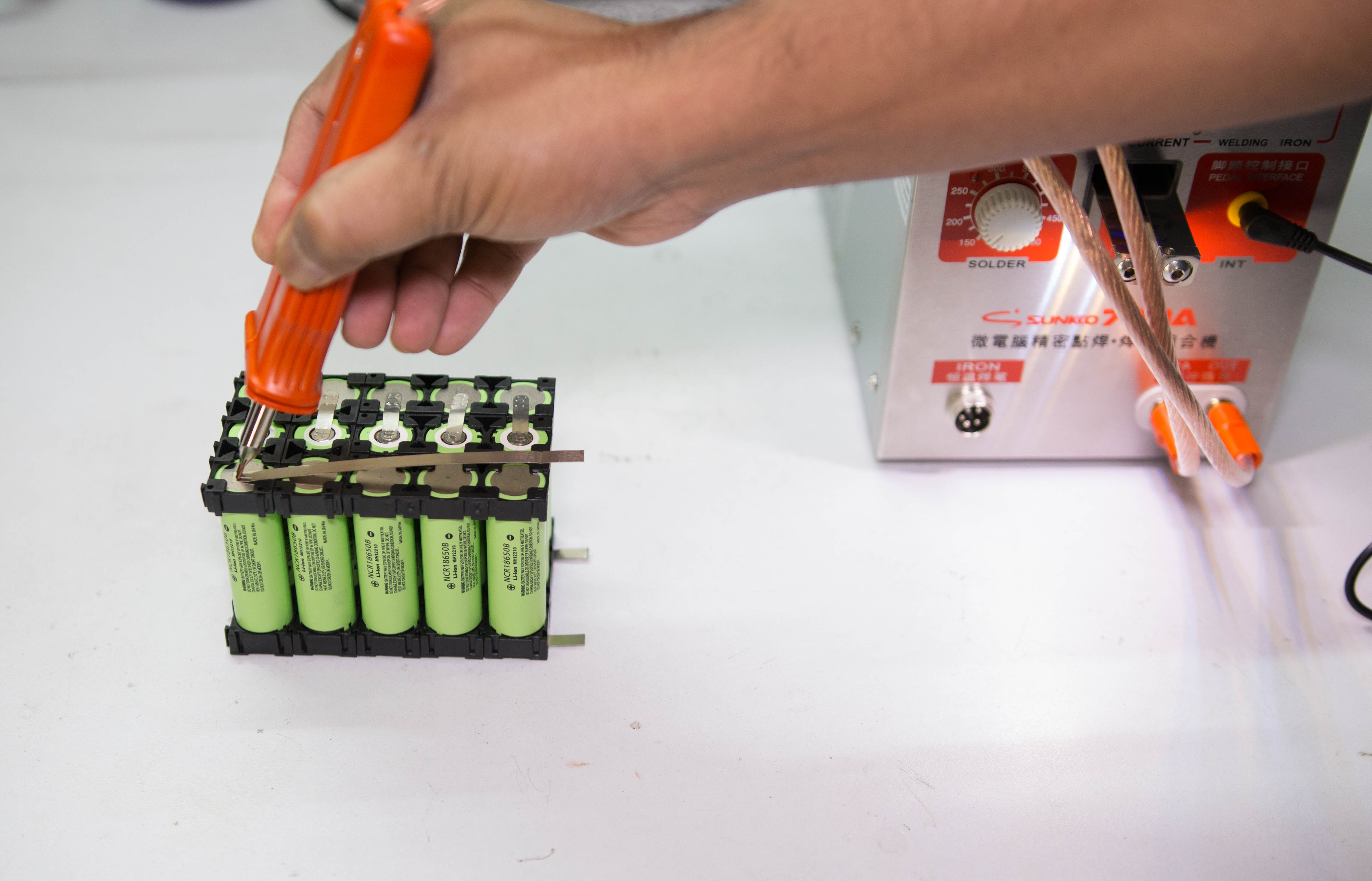 6 аккумуляторов 18650 12 вольт. Сборка аккумуляторов 18650 для электровелосипеда. Точечная сварка для аккумуляторов 18650. Сварка аккумуляторов 18650. 18650 battery pack.