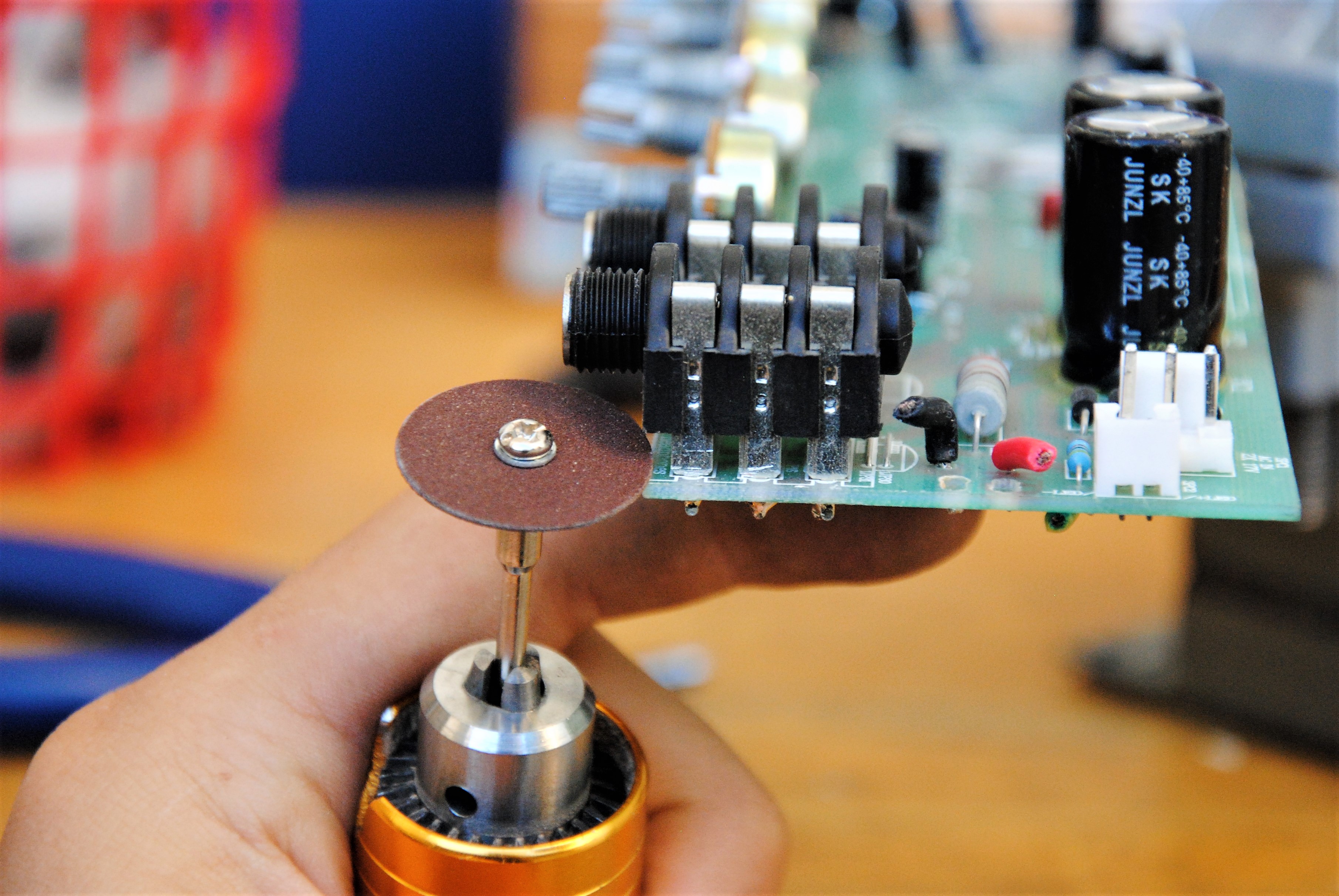 How to Desolder Electronic Components From Circuit Boards 7 Tips