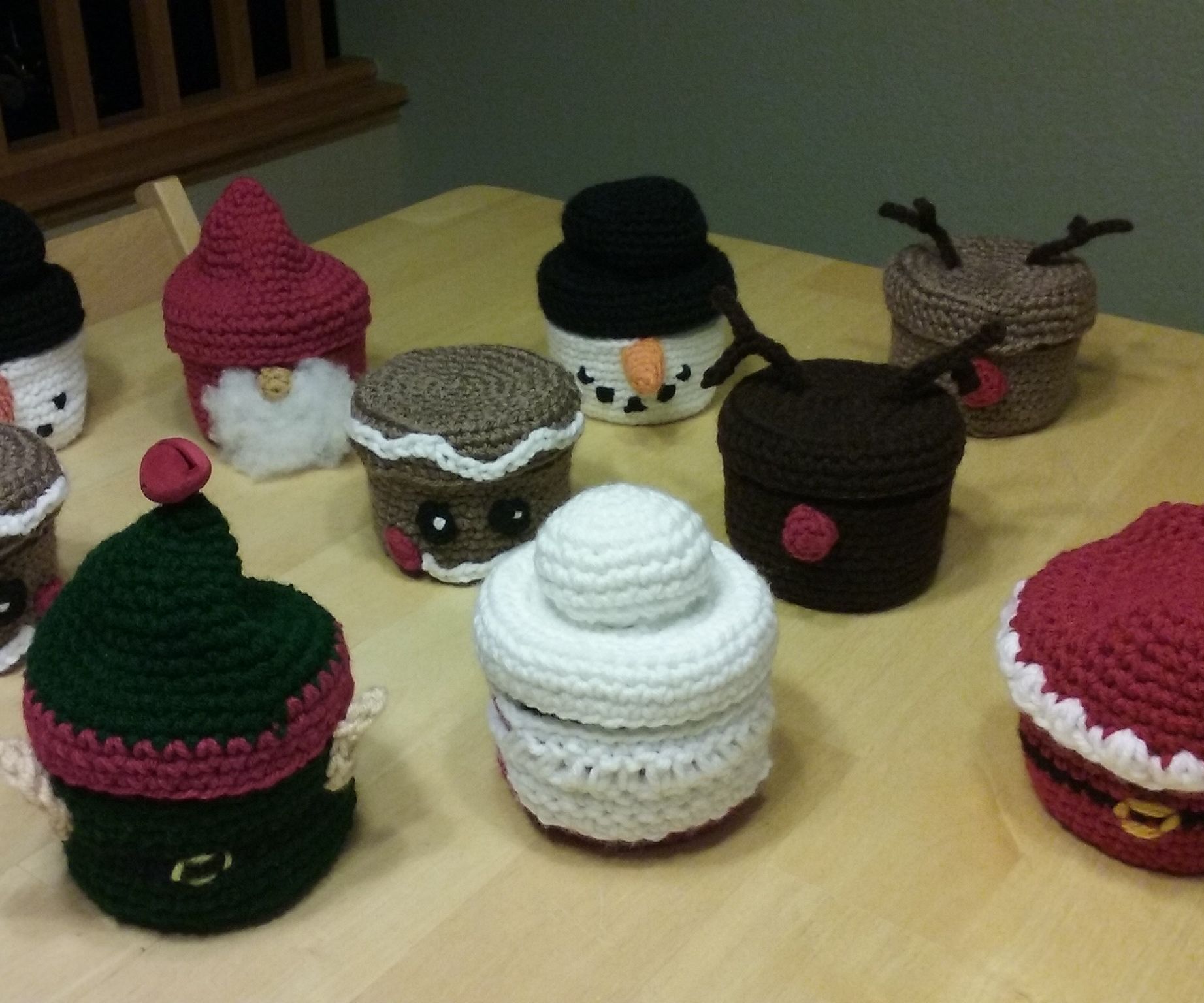 Crocheted Candy Jar Covers (Christmas Themed) 8 Steps (with Pictures