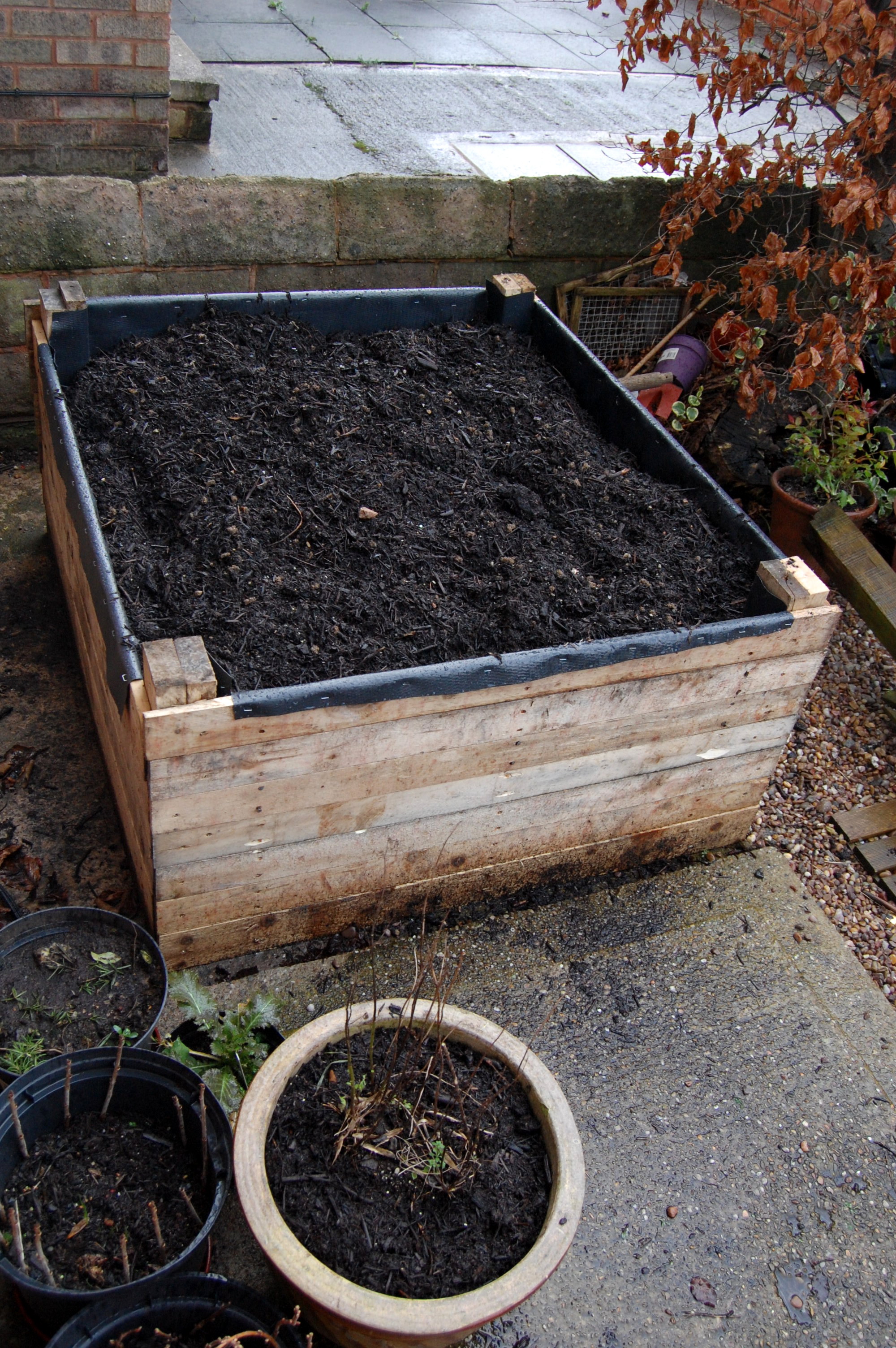 Build a Raised Bed Out of Pallets : 11 Steps (with ...